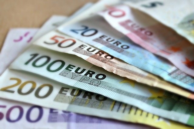 Los nuevos billetes de 100 y 200 euros entran en circulación