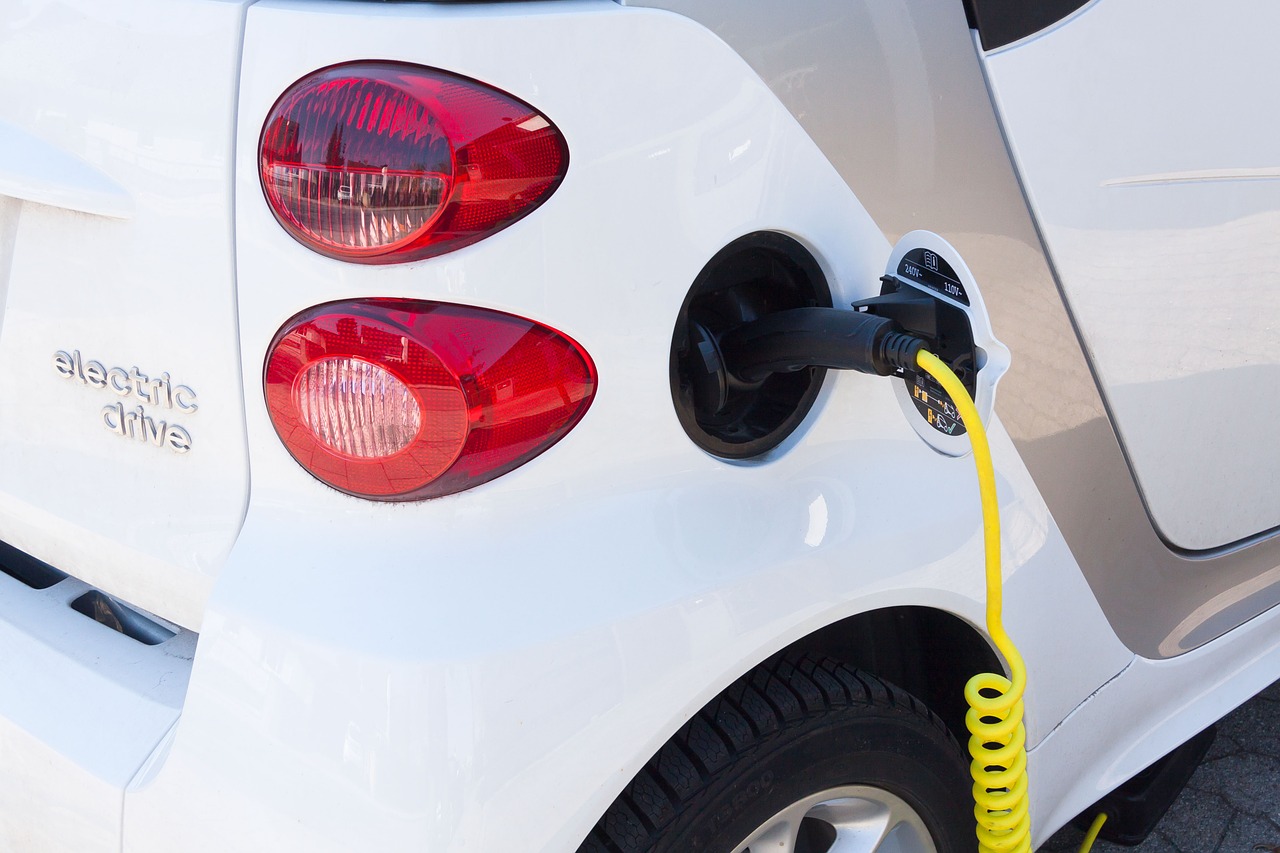 El CAI analiza el impacto del coche eléctrico en el seguro.
