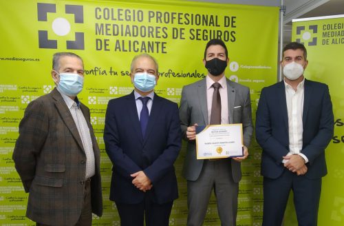 Colegio de alicante entrega el Premio Mutua Levante. Noticias de seguros.