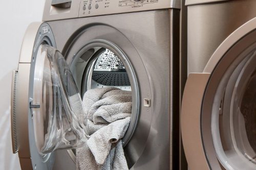 Poner la lavadora de madrugada puede acarrear una denuncia de los vecinos. Noticias de seguros.