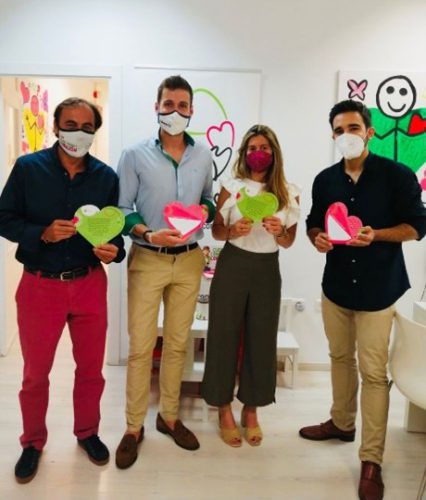 Los Community Leads de la AJPS se suman a Fundación Olivares para ayudarles a conseguir batir el récord del mundo de la mayor cadena de corazones de papel con mensajes.