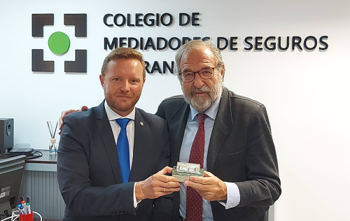 Alejandro Izuzquiza, galardonado con el Premio Especial del Colegio de Granada por su labor en el CCS y su compromiso con la mediación..