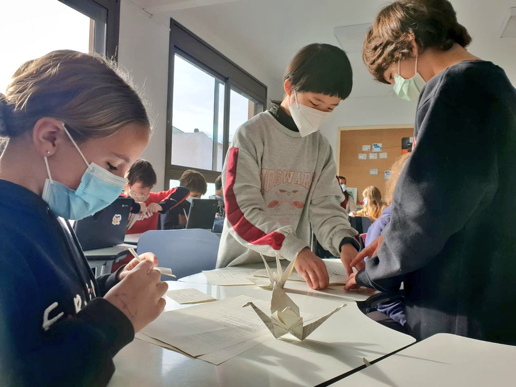 La Fundación MGC cierra su IX edición de 1 origami 1 euro con más de 258.000 grullas de papel que 290 colegios y asociaciones de Cataluña..