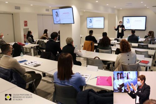 El Colegio de Valencia celebra un curso sobre técnicas de ventas a distancia.