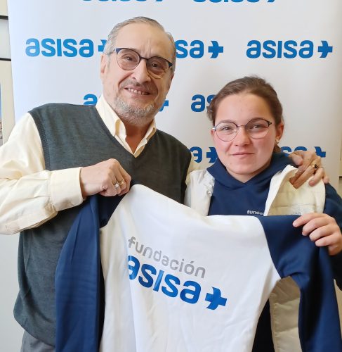 El delegado de ASISA en Cádiz, Dr. Francisco Javier Rodriguez Moragues, entrega el material deportivo a Aitana Estrada.