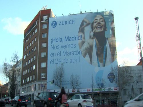 Zurich instala una lona publicitaria que limpia el aire.