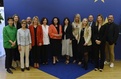 AXA se reúne con la comisaria europea de Igualdad.