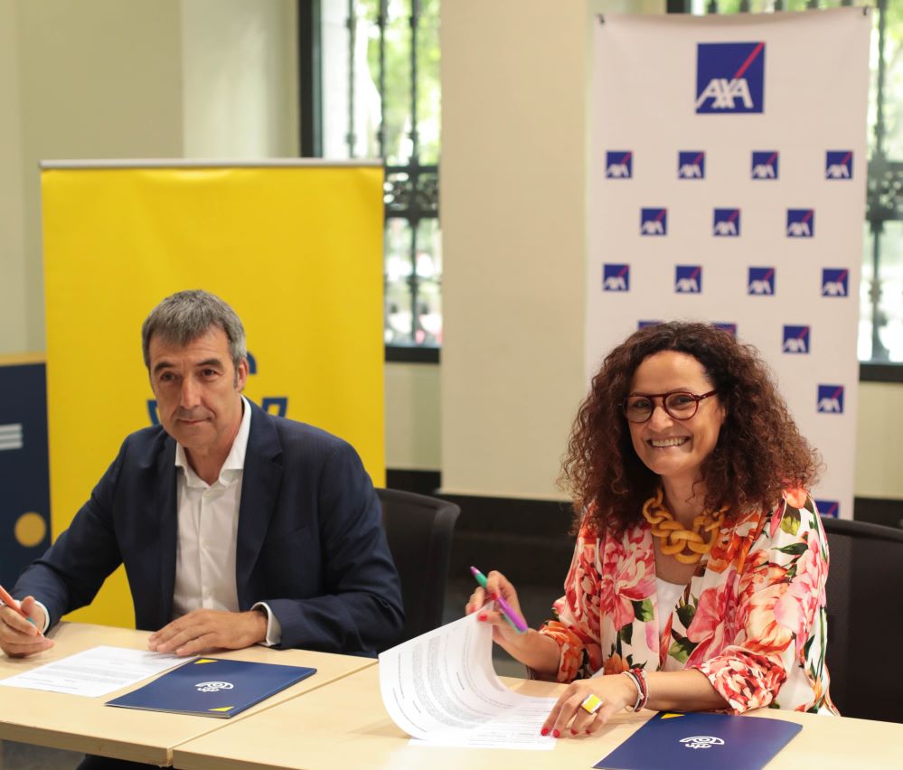 El acuerdo ha sido rubricado por Manuel Zapatero, director de Productos y Servicios de Correos; y por Olga Sánchez, consejera delegada de AXA España.