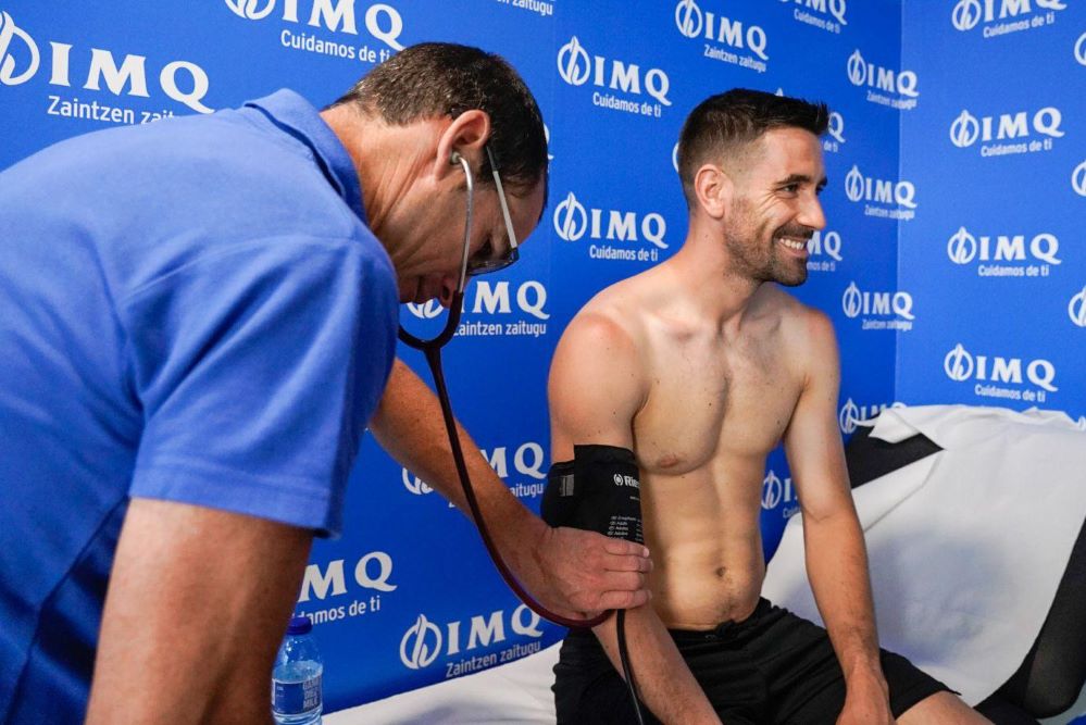 El primer equipo masculino de la SD Eibar pasa el reconocimiento médico en la Unidad de Medicina Deportiva de IMQ.