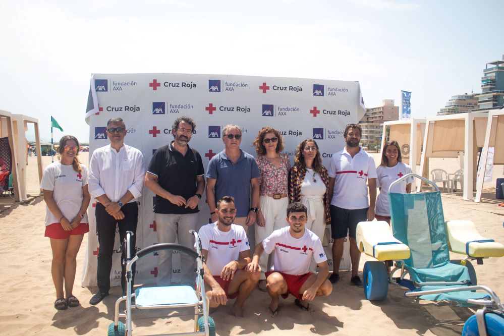 Cruz Roja y Fundación AXA presentan en Gandía una zona de baño asistido para personas con discapacidad.