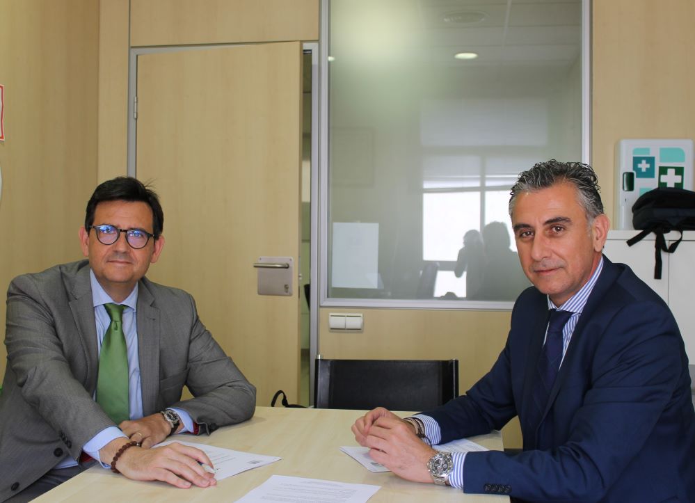 Firmaron el acuerdo el director de la Zona de Corredores de Andalucía Oriental y Murcia de Plus Ultra Seguros, Alberto Bartolomé; y el presidente del Colegio de Málaga, Moisés Núñez.