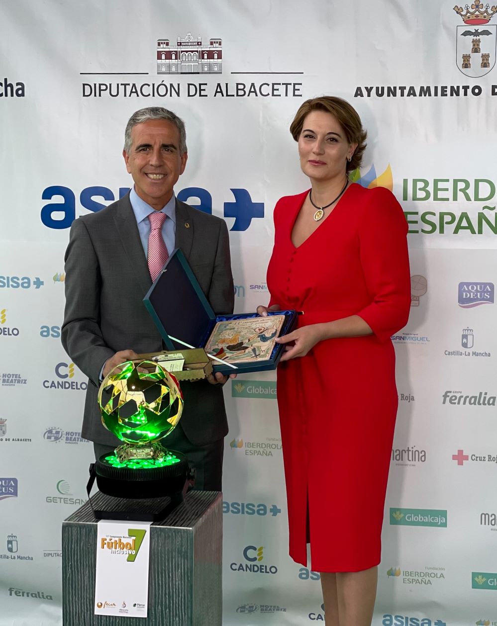 José Ruiz, presidente de FECAM, y Rosa López, gerente provincial de ASISA en Albacete.