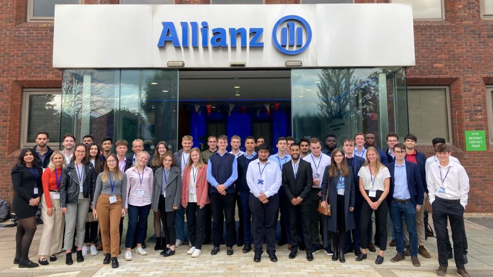 Allianz Holdings incorpora a 37 graduados a su primer programa de posgrado de trabajo híbrido en sus oficinas de Reino Unido.