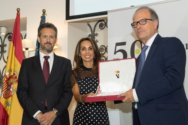 Jorge Benítez, Mónica Herrera y Bernardo Bonet en el acto del 50 aniversario del Colegio de Valencia.