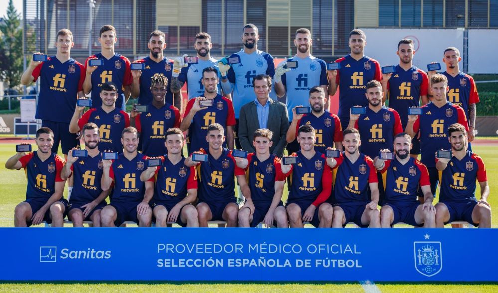 Iñaki Peralta, consejero delegado de Sanitas y CEO de Bupa Europe & LatinAmerica, junto a los jugadores de la Selección Española de Fútbol.