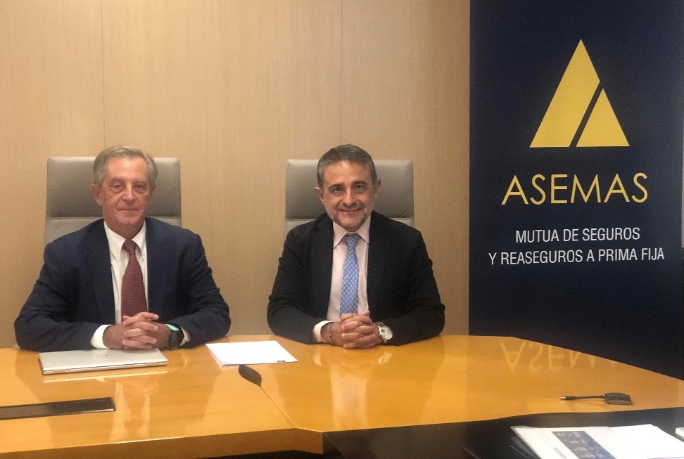 Fulgencio Avilés (izqda) junto a Jorge Sanz Elorza (drcha) presidente y nuevo director general de ASEMAS, respectivamente.