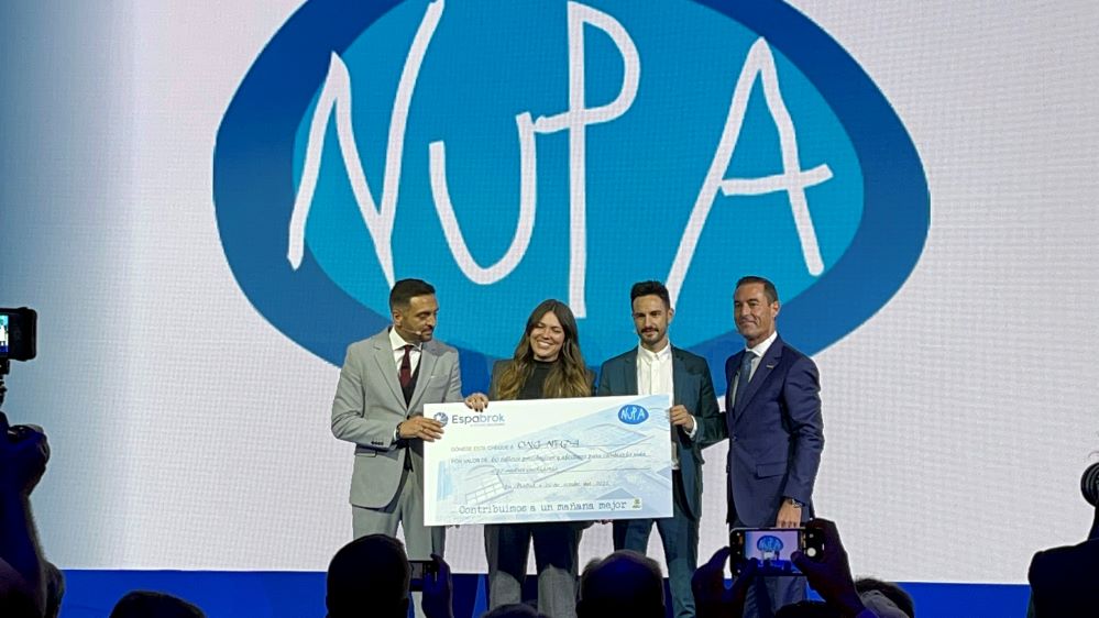 La asociación entregó el X Premio Solidario Espabrok ala ONG NUPA, centrada en el apoyo a familiares y pacientes con nutrición parenteral.