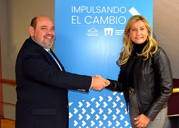 Pedro Manuel Junquera López, delegado Centro de Grupo Mutua Propietarios, y Elena Jiménez de Andrade, presidenta del Colegio de Madrid.