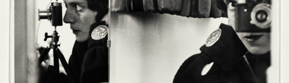 Ilse Bing. Autorretrato con Leica [Self-portrait with Leica], 1931. Colección de Michael Mattis y Judith Hochberg, Nueva York © Estate of Ilse Bing Photograph: Jeffrey Sturges.