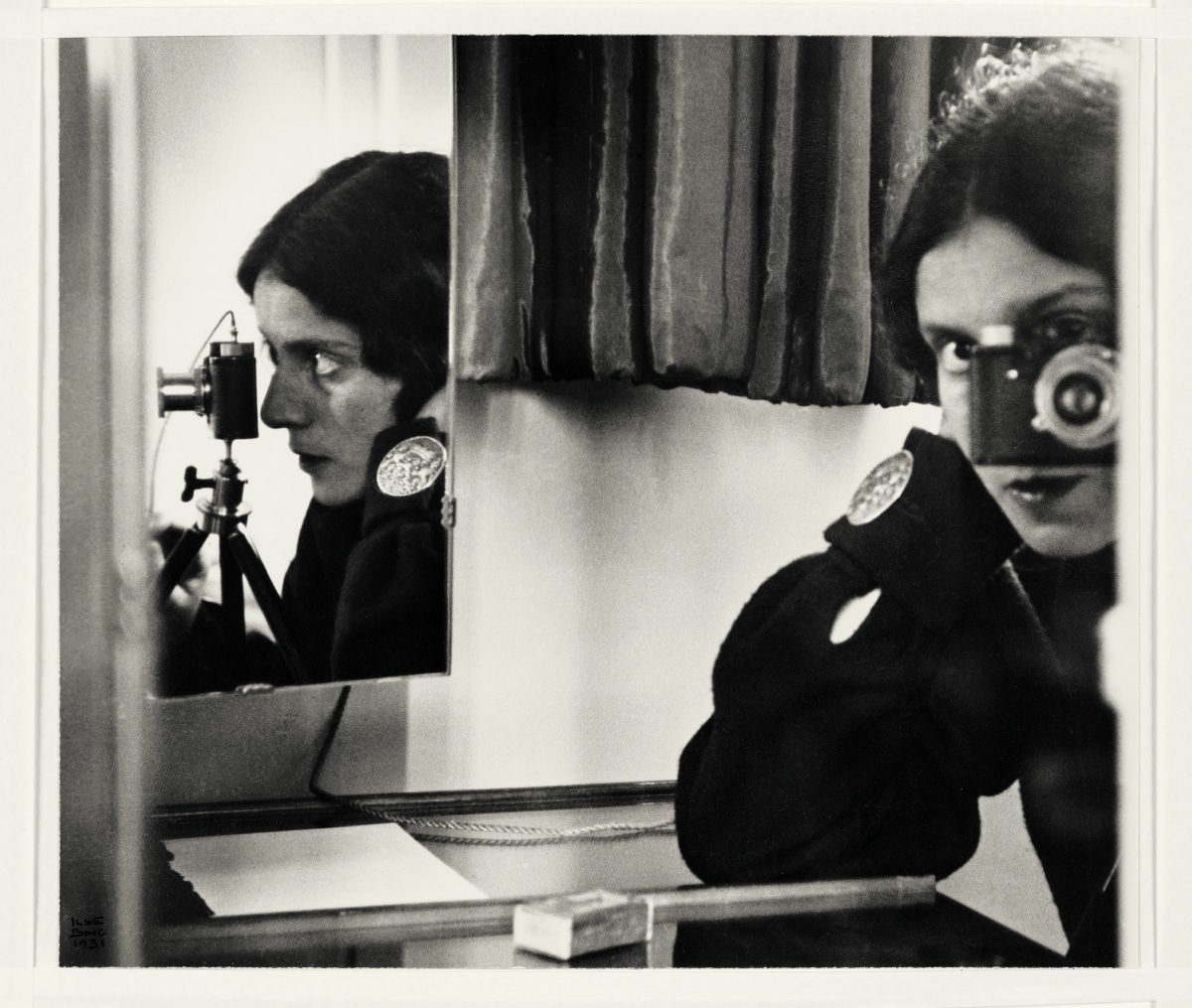 Ilse Bing. Autorretrato con Leica [Self-portrait with Leica], 1931. Colección de Michael Mattis y Judith Hochberg, Nueva York © Estate of Ilse Bing Photograph: Jeffrey Sturges.
