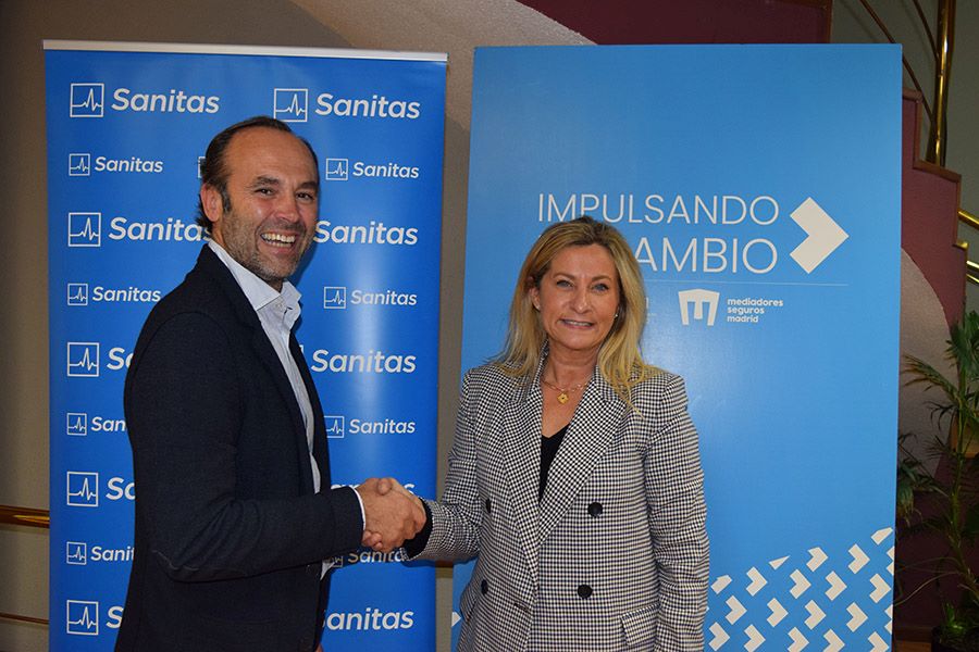 Elena Jiménez de Andrade, presidenta del Colegio, y Joaquín Chamorro Martín, director regional de Sanitas en la zona Centro, han representado a las dos entidades en la firma del convenio de colaboración para 2023.
