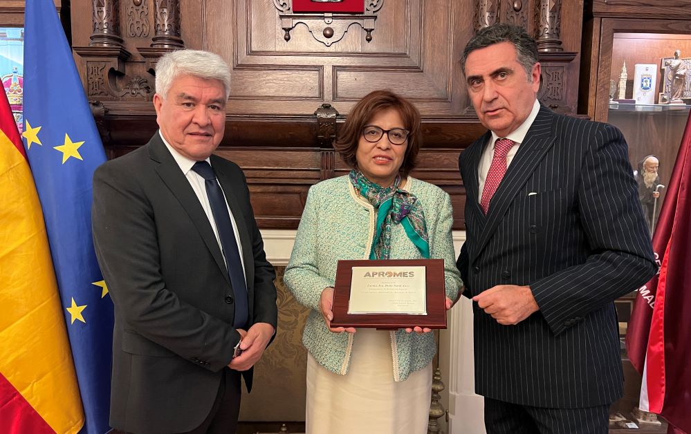 Apromes nombra Asociada de Honor a embajadora de Bolivia.