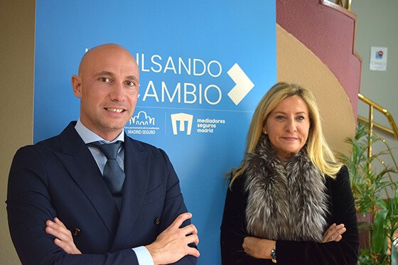 Elena Jiménez de Andrade, presidenta del Colegio de Madrid, y Paulino Marcos, director territorial Centro Canarias de AXA España, han rubricado la renovación del convenio para 2023.