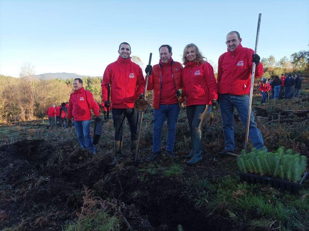 Voluntarios de Generali plantan en marzo más de 2.000 árboles en el Monte de Carballedo.