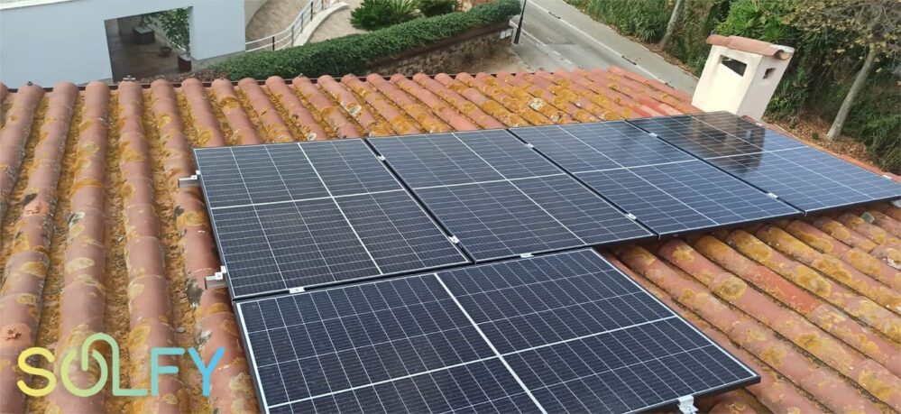 Caser ofrece a los clientes de Solfy el mantenimiento anual de placas solares.