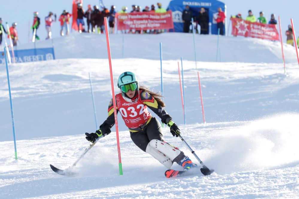 En la Copa de España Inclusiva de esquí alpino de Fundación Jesús Serra compiten juntos deportistas con y sin discapacidad.