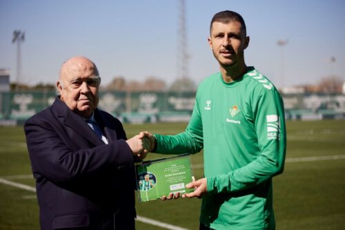 ASISA entrega a Guido Rodríguez el premio como ‘Jugador más Saludable’ del Real Betis.
