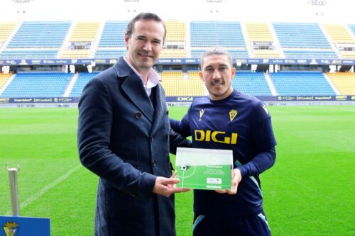 Luis Alfonso ‘Pacha’ Espino, jugador del Cádiz CF recibió el premio del “Jugador más saludable” de manos del Dr. D. Antonio Rafael Rodríguez, director Médico de HLA La Salud.