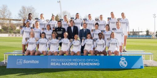 Las jugadoras del Real Madrid Femenino, y su entrenador, han recibido las nuevas tarjetas sanitarias digitales de Sanitas.