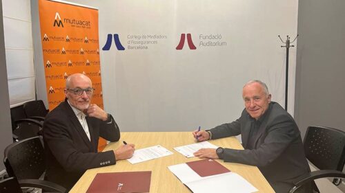 Leo Martínez, Adjunto a la Dirección General de Mutuacat, y el presidente de Col·legi firman la renovación del acuerdo de colaboración entre la aseguradora y la Fundación Auditorium.