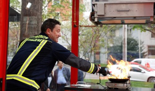 Fundación MAPFRE y el Cuerpo de Bomberos del Ayuntamiento de Madrid han presentado un aula móvil experimental de prevención de incendios.
