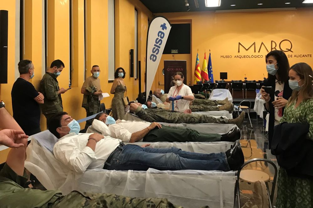 El Centro de Transfusión de Alicante y ASISA recogen 435 donaciones de sangre en la maratón del MARQ.