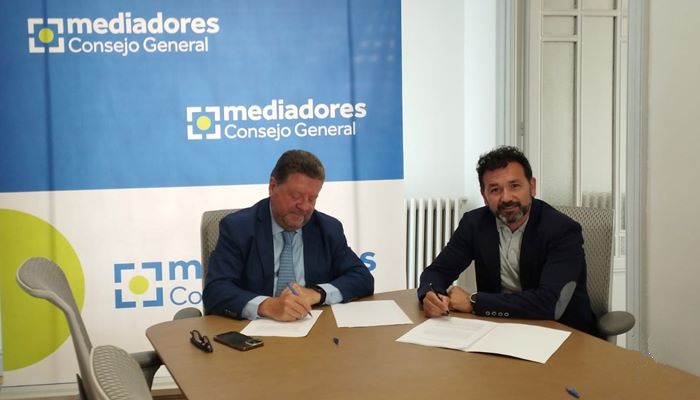 Consejo General y Solred firman un acuerdo para ofrecer ventajas económicas y operativas a los colegiados y personal de sus empresas.
