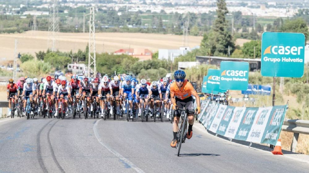 Caser reafirma su compromiso con el deporte como patrocinador de la Vuelta Ciclista a España 2023.