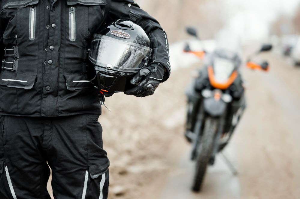 ¿Cuándo caducan los cascos de moto? AMV, especialista en seguros de moto, te dice cómo saberlo y cómo mantener tu casco en perfecto estado.