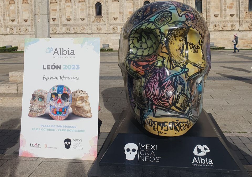 Grupo Albia lleva a León la icónica exposición de arte funeraria Mexicráneos.