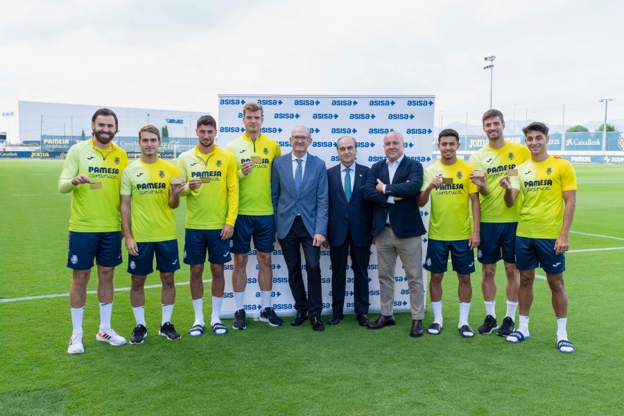 ASISA entrega tarjetas sanitarias a los nuevos fichajes del Villarreal CF