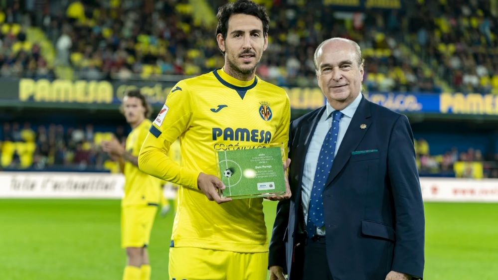 Pau Torres recibe el galardón al ‘Jugador más Saludable’ del Villarreal CF de manos del Dr. Javier Gómez-Ferrer, consejero de Lavinia-ASISA y delegado de la compañía en Castellón.