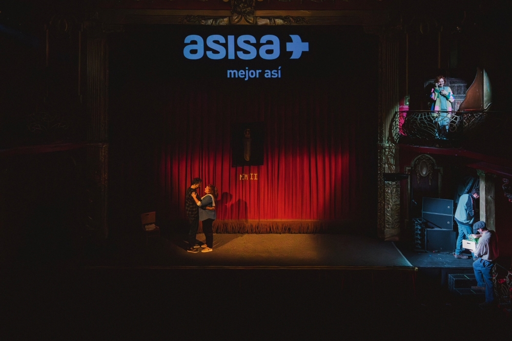 ASISA y Sra. Rushmore estrenan la primera representación teatral de un spot de televisión en el Teatro Infanta Isabel de Madrid.