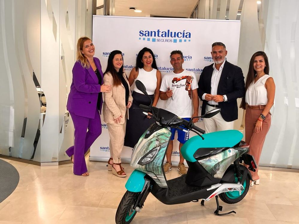 Santalucía entrega tres scooters eléctricas, en Reus, Córdoba y Las Palmas de Gran Canaria.