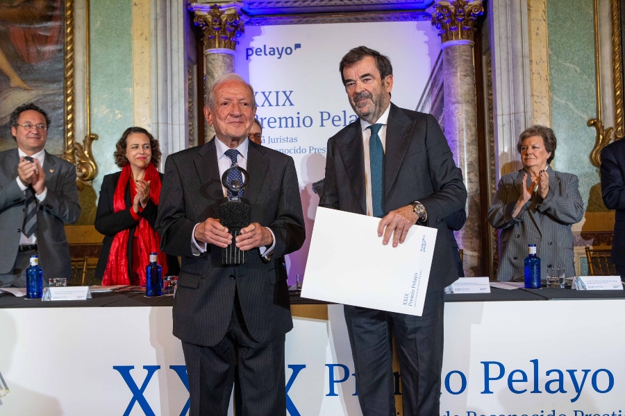 Pascual Sala Sánchez recibe el XXIX Premio Pelayo para Juristas de Reconocido Prestigio