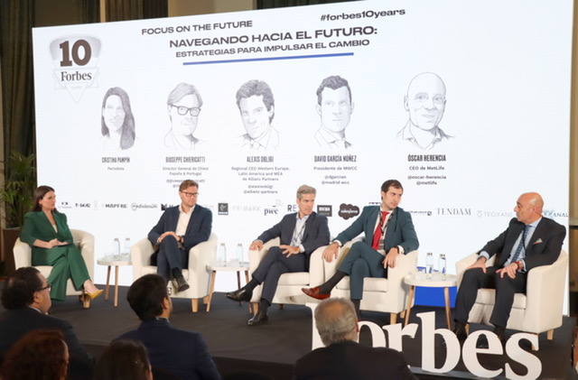 Alexis Obligi, CEO regional de Allianz Partners, destaca la importancia de una visión sostenible en la mesa redonda del X aniversario de Forbes.