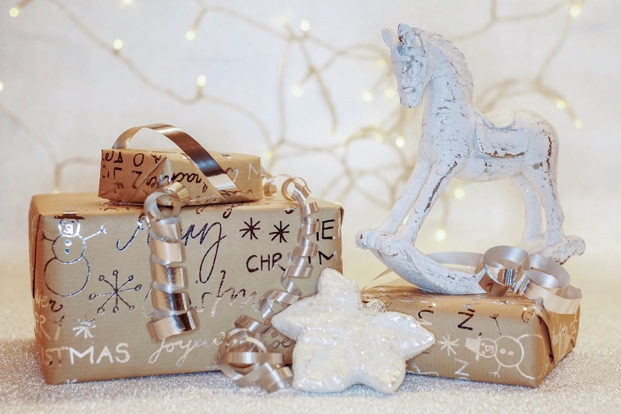 Sanitas advierte sobre las consecuencias del exceso de regalos en Navidad
