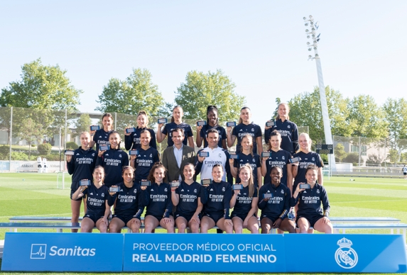 El Real Madrid Femenino recibe las tarjetas digitales de Sanitas