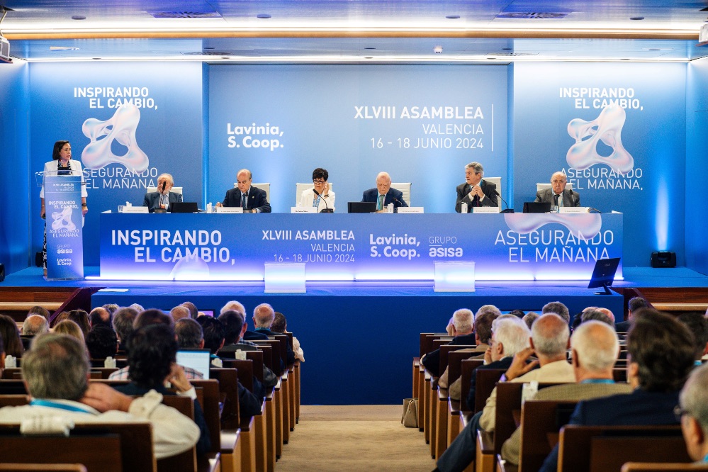 La directora Económico-Financiera de ASISA, Laura García Calle, presenta los resultados de la compañía. En la mesa, de izquierda a derecha, Mariano Caballero, secretario general de ASISA; Dr. Javier Gómez-Ferrer, consejero de Lavinia-ASISA y delegado en Valencia; Dra. Antonia Solvas, secretaria de Lavinia-ASISA y delegada en Barcelona; Dr. Francisco Ivorra, presidente de ASISA; Dr. Enrique de Porres, consejero delegado de ASISA; y Dr. Gregorio Medina, vicepresidente de Lavinia-ASISA y delegado en Sevilla.