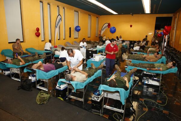 El Centro de Transfusión de Alicante y ASISA recogen 570 donaciones de sangre en la maratón del MARQ